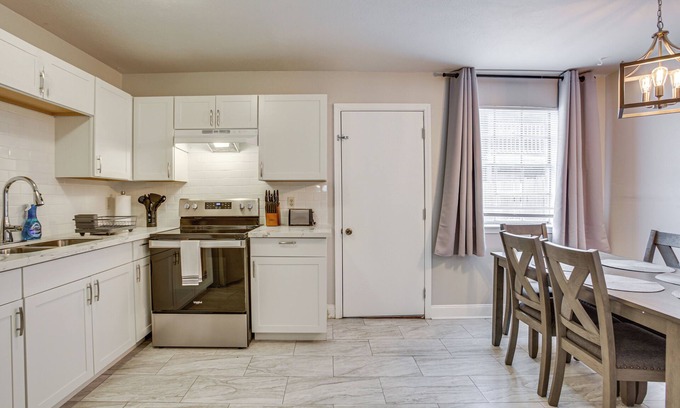 Kenner - Louis Armstrong International Airport Casa | Convenient Kenner Unit w/ Patio - 1 Mi to Airport!
