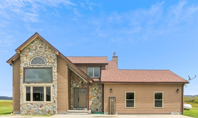 Davis Casa | Convenient location for your mountain vacation. Welcome to Coyotes Den!