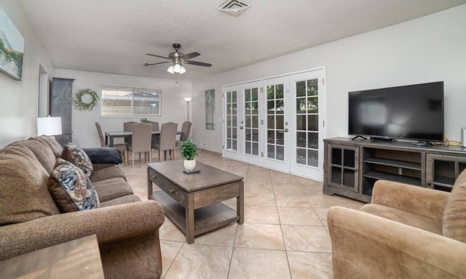 Rancho Oakey Casa | Convenient Location! 5 bd 2 Ba