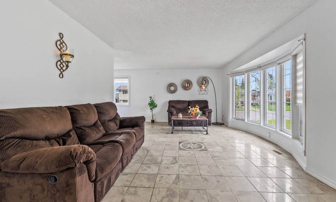 Southeast Edmonton Casa | Convenient & peaceful just for U