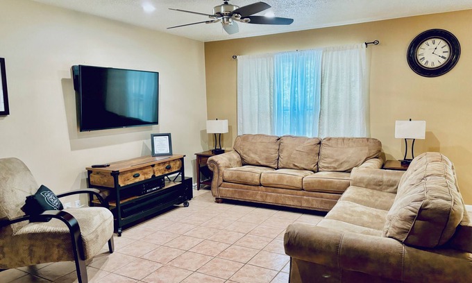 Johnson Casa | Convenient, Quiet and Clean Home