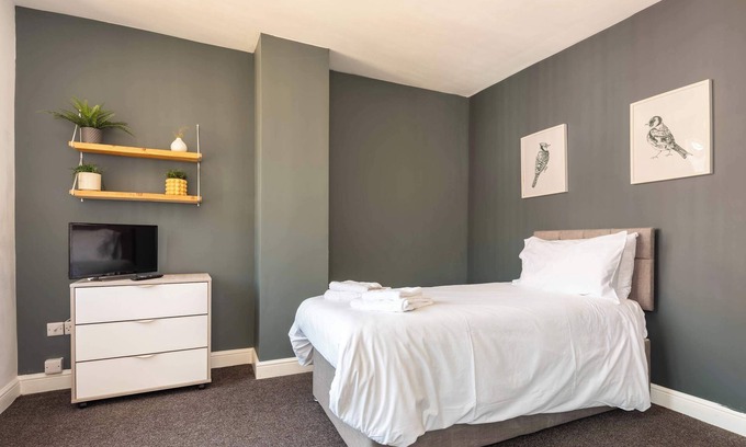 Doncaster Casa | Convenient Room in Doncaster House With Kitchen