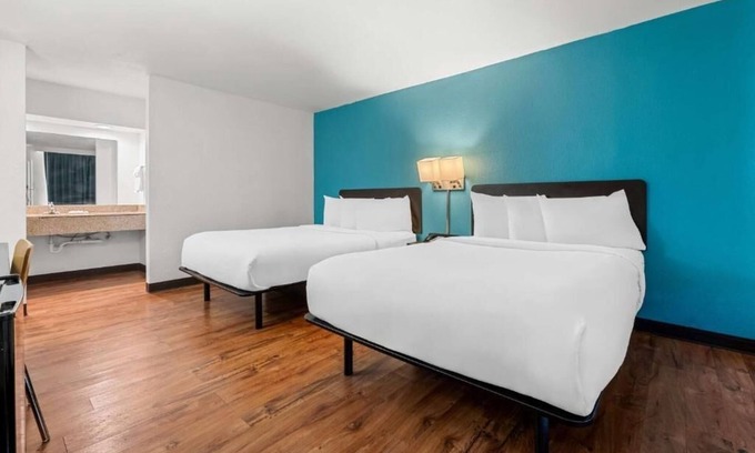 Hamilton Hotel | Convenient Room Right in I-22 | 3 Family Ready Stays w/ Free Breakfast