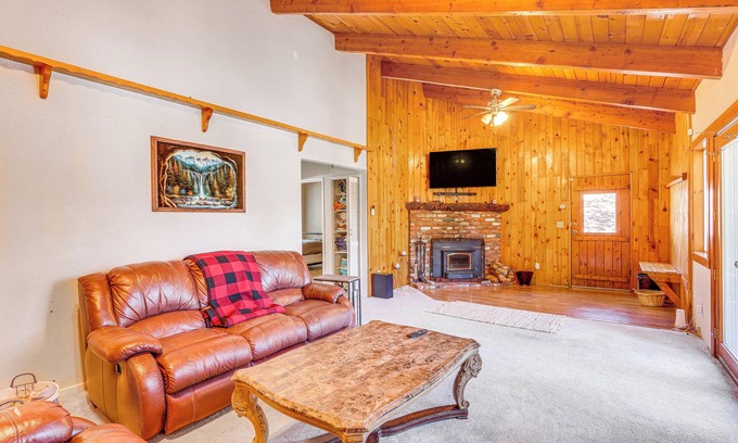 Arrowbear Lake Casa | Convenient Running Springs Home - Dogs Welcome!