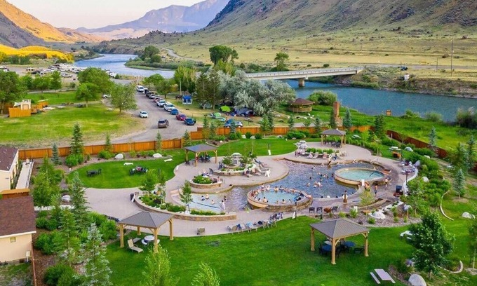 Gardiner Cabina | Convenient Stay! Free Parking Onsite,Heaven on Earth!