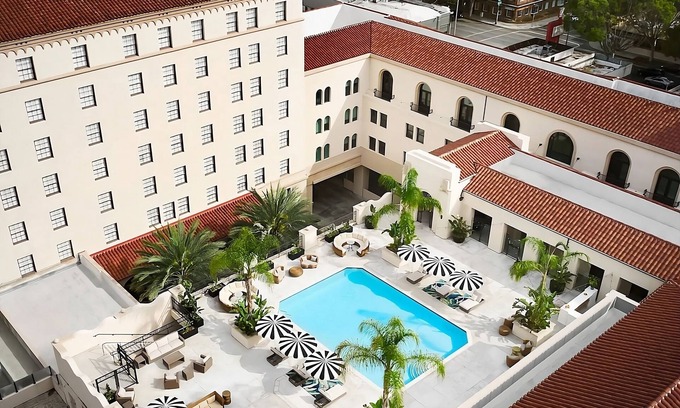 Pasadena Hotel | Convenient Stay in California! Onsite Pool, Pets Allowed, Close to Arden lawn