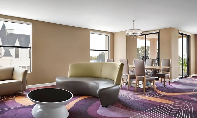 Pasadena Hotel | Convenient Stay in California! Pool, Pets Allowed, Near Norton Simon Museum