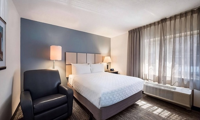 Troy Hotel | Convenient Stay in Detroit! 2 Modern Units w/ Parking, Fully equipped Kitchens