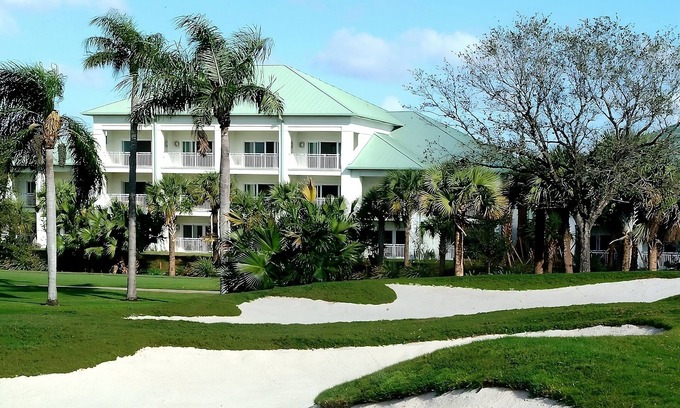 Ludlam Hotel | Convenient Stay in Miami! Close to Everything | 3 Spacious Rooms w/ Balcony