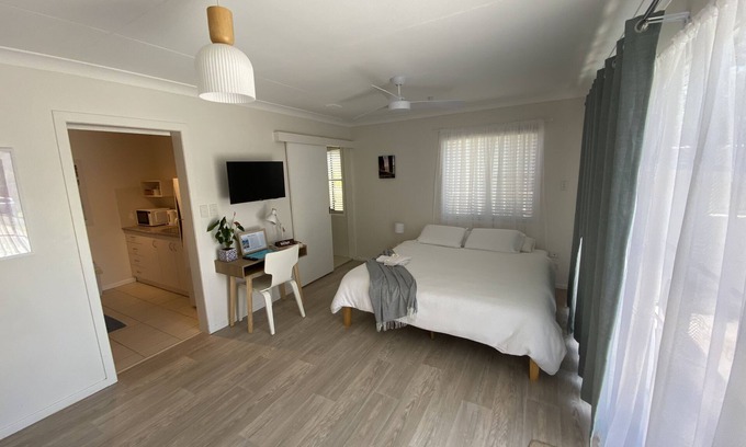 Coffs Harbour Apartamento | Convenient studio; minutes to beaches, shops, sport grounds; off street parking