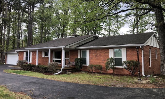 Eureka Springs Casa | Convenient to Eureka, Hiking/Biking trails, Motorcycle/Pet friendly, Hot Tub.