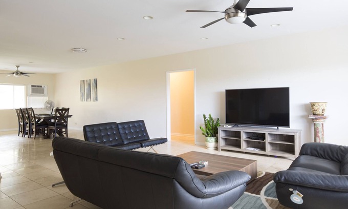 'Aina Haina Casa | Conv a Waikiki 3000 pies cuadrados 4br 2ba casa renovada