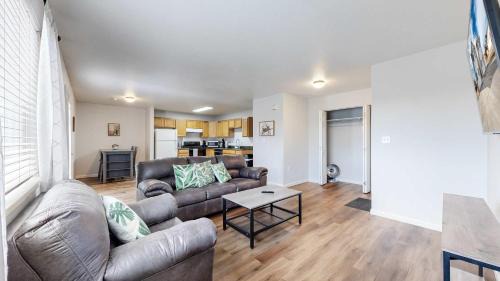 Brighton Apartamento | Convenient two bedroom near DIA