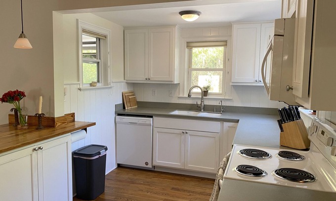 Saint Simons Island Cabaña | Conveniently Located Cottage in a Residential Neighborhood! Pet Friendly!