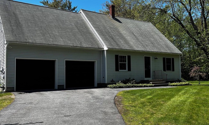 Falmouth Foreside Casa | Conveniently Located 3-Bedroom House by Route 1