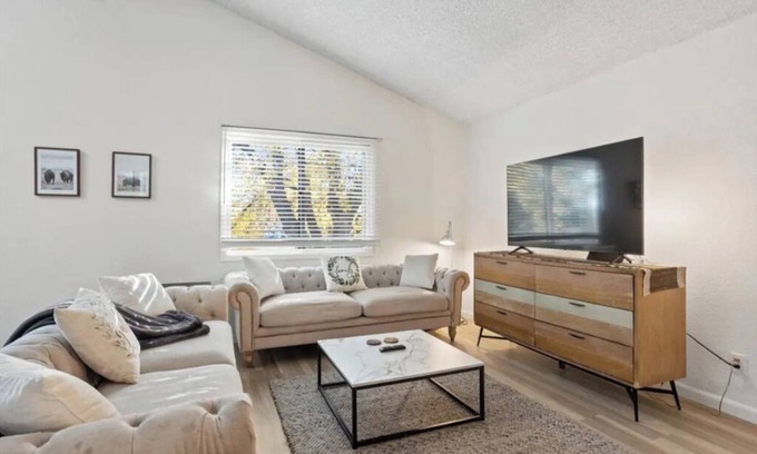 Billings Casa | Conveniently located, 4bd, 3bath, Vaulted ceilings