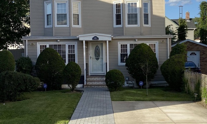 Canarsie Casa | Conveniently located Brooklyn House With Lots Of Charm!