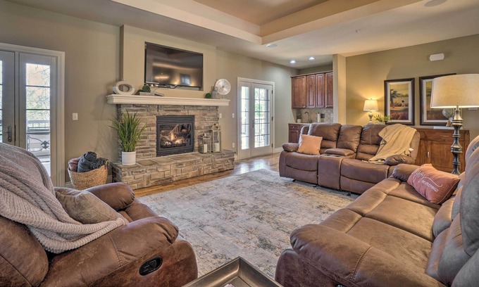 Branson Villa | Conveniently Located Branson Getaway w/ Pool!