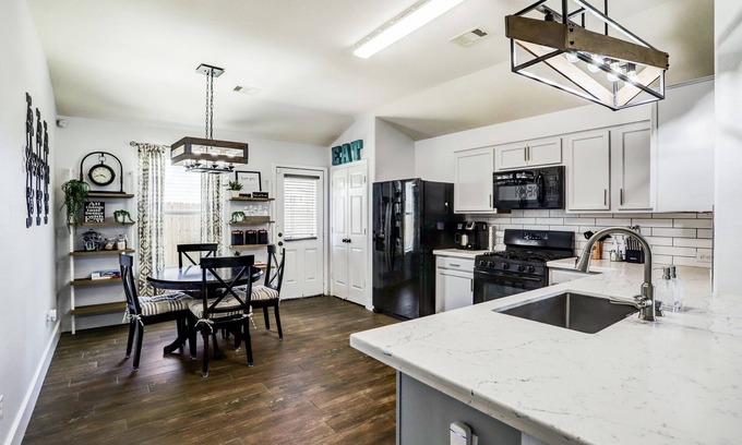 Northeast Houston Casa | Conveniently located by IAH Airport and Highways. Family and Pet-friendly.