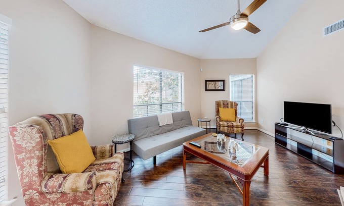 Westchase Condominio | Conveniently located condo with on-site pool, private balcony, AC, & W/D