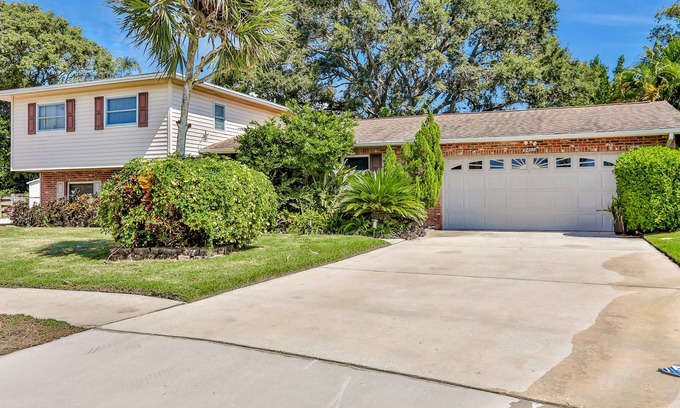 Bay Crest Park Casa | Conveniently located home with pool, Ping-Pong, screened patio, grills, & W/D