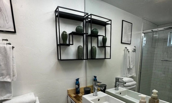 Parkrose Casa | Conveniently Located Santa Fe Style Guesthouse