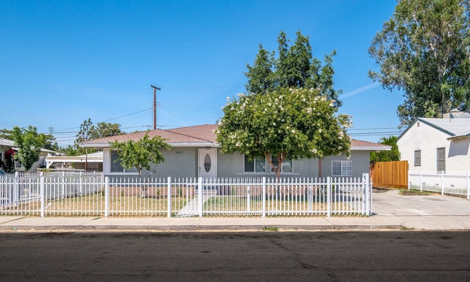 Raisin Casa | Conveniently located to Airport and Downtown