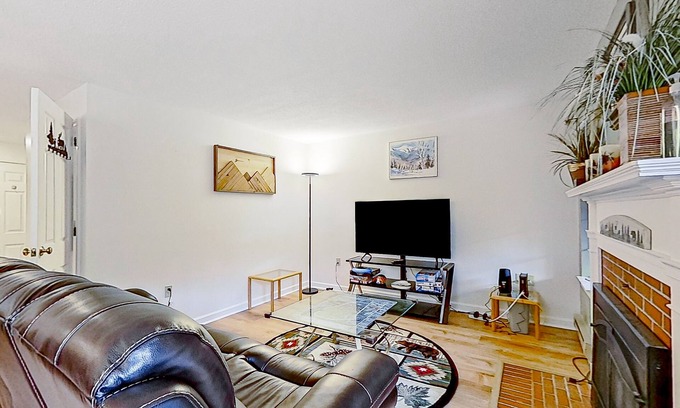 Village at Kearsarge Casa | Conveniently located townhouse with screened porch, pool, & washer/dryer