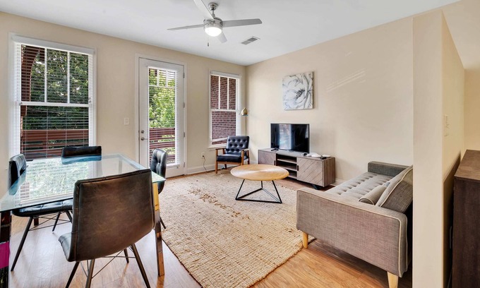 Wesley Heights Apartamento | Conveniently Located Studio with Sunny Balcony