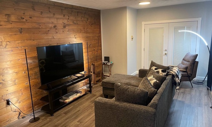 Fairlea Apartamento | Conveniently Located and Modernly Stylish. Close to fairgrounds and GVMC