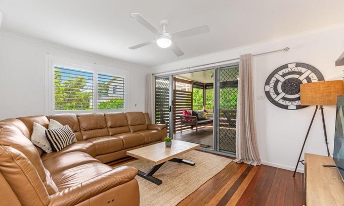 Yamba Casa | Convent Cottage - Pet friendly home in the centre of town