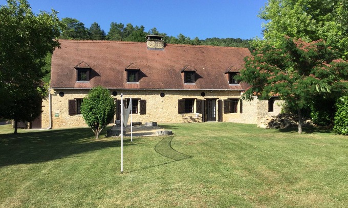 Saint-Germain-de-Belves Casa | Converted Barn,full of character, with large pool and grounds