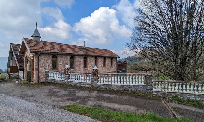 Saulxures-sur-Moselotte Cabaña | Capilla transformada en casa rural independiente con terraza y chimenea