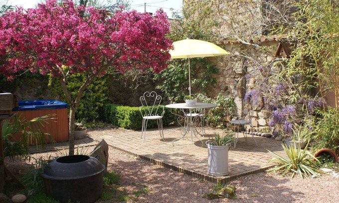 Abjat-sur-Bandiat Casa | Granero Antiguo En el tranquilo entorno de jardín