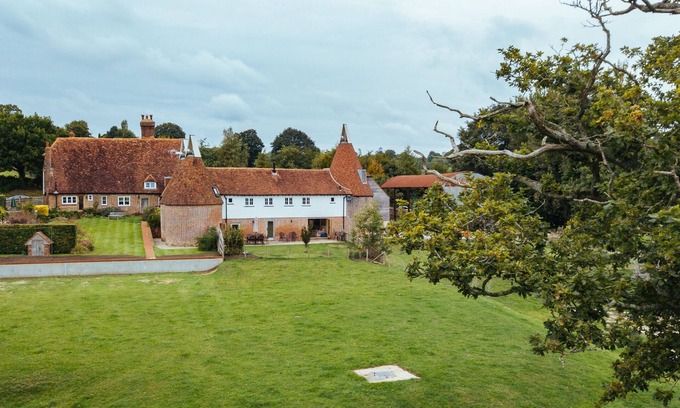 Ewhurst Green Casa | Tres Roundel Oast House en un entorno rural idílico