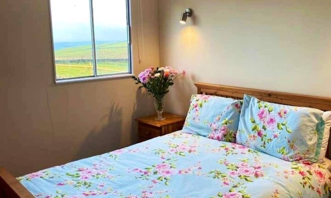 Buxton Cabina | Converted container cabin set in a 40 acre farm with stunning panoramic views