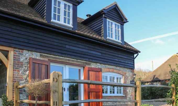 Hammerpot Casa | Converted Flint Clad Barn nestled in the heart of the South Downs National Park