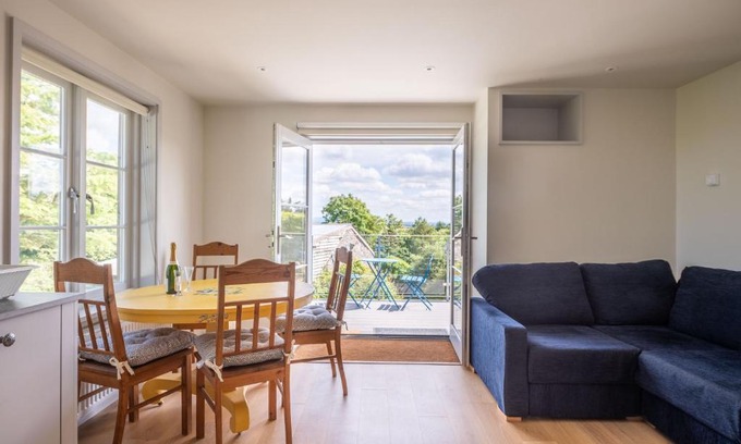 Haverfordwest Apartamento | Converted Hay-loft with Stunning Countryside Views