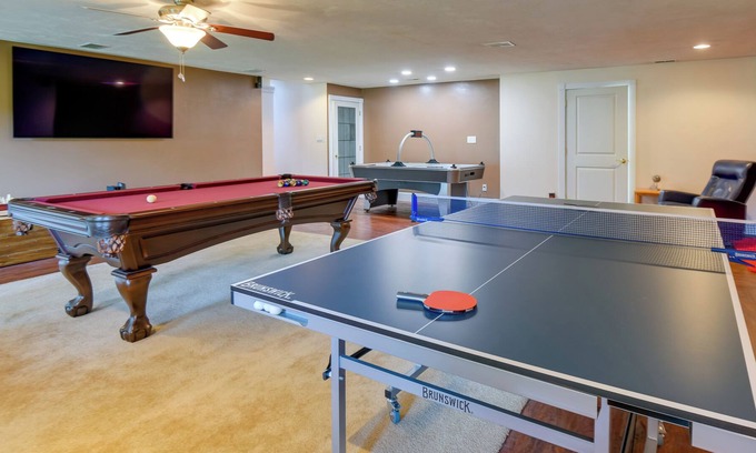 Center Conway Casa | Conway Retreat: Private Hot Tub, Deck & Game Room!