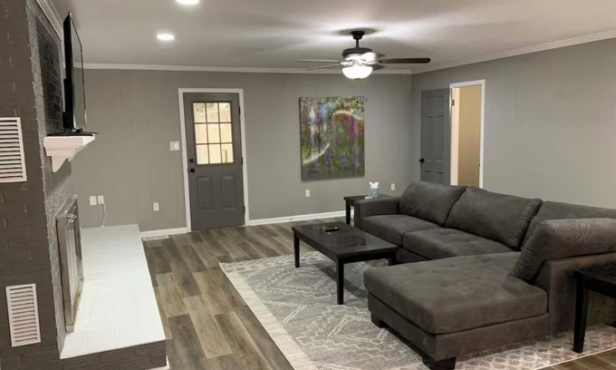 Conway Casa | Conway White House: Sleeps 18, Game Room, Pool