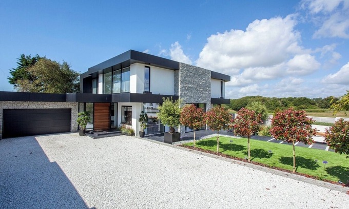 Cooden Casa | Cooden Beach: 4BD Retreat with Pool and Cinema