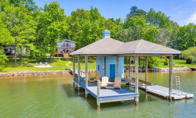 North Shore Casa | Cool Breeze Cottage - Firepit / Easy access to dock / Water Toys
