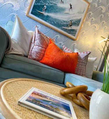 Singer Island Apartamento | Cool Breeze Home -steps to the beach with Pool!