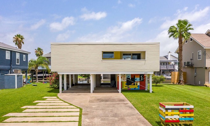 Jamaica Beach Casa | COOL BREEZE WATERFRONT CANAL Located in Jamaica Beach Community. Sleeps 8.
