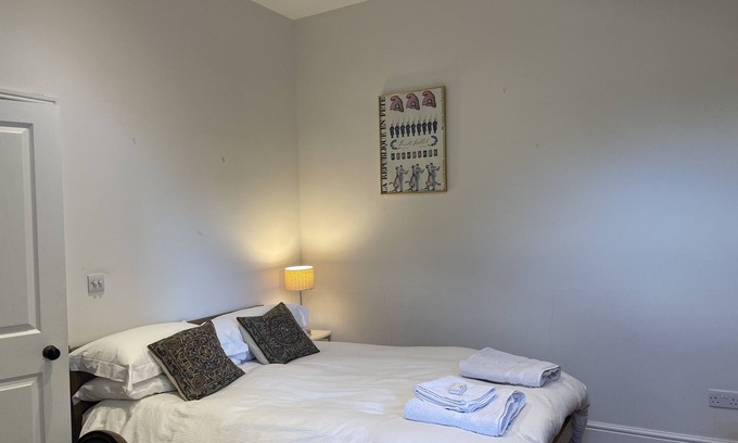 Dalgarno Apartamento | Cool en-suite double in fun Kensal Green, great transport options.