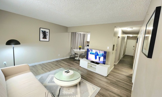 North Central Edmonton Apartamento | Cool entire suite on Jasper Avenue Downtown.