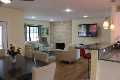 Tallahassee Casa | COOL HAVEN-A Quiet Elegant Contemporary Retreat