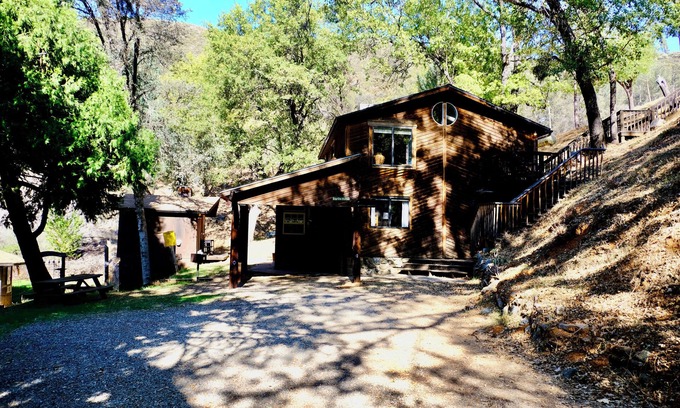 Midpines Casa | Cool Hippie House off Highway 140 and 27 miles from Yosemite Valley