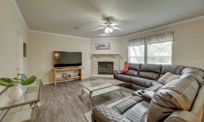 Sublime Casa | 5 Mi to Splashway Waterpark: Cabin in Rock Island