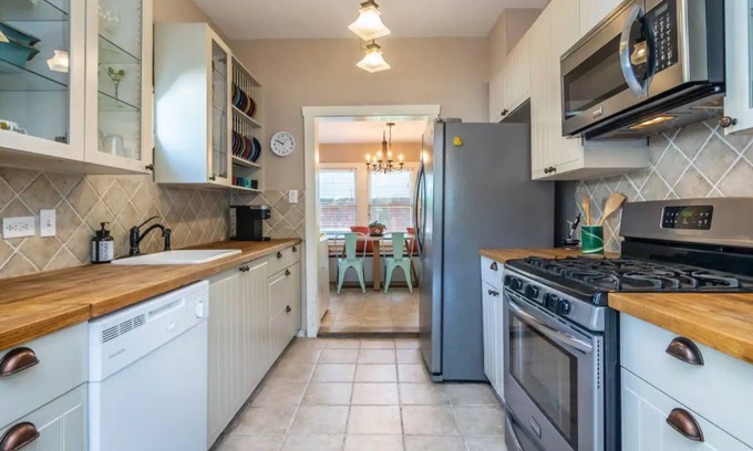 Monte Vista Casa | Mint Chip-SATX. Cool oasis on the St Mary Strip